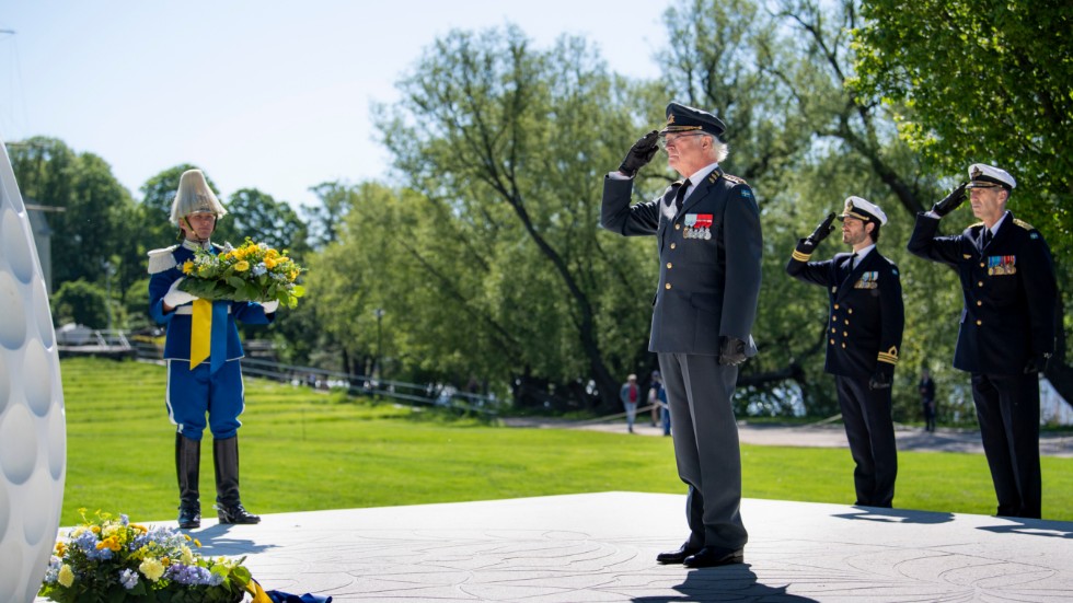Kung Carl XVI Gustaf, prins Carl Philip och överbefälhavare Micael Bydén under lördagens ceremoni vid veteranmonumentet Restare på Gärdet där svenska civila och militära veteraner hedrades med anledning av Veterandagen.
