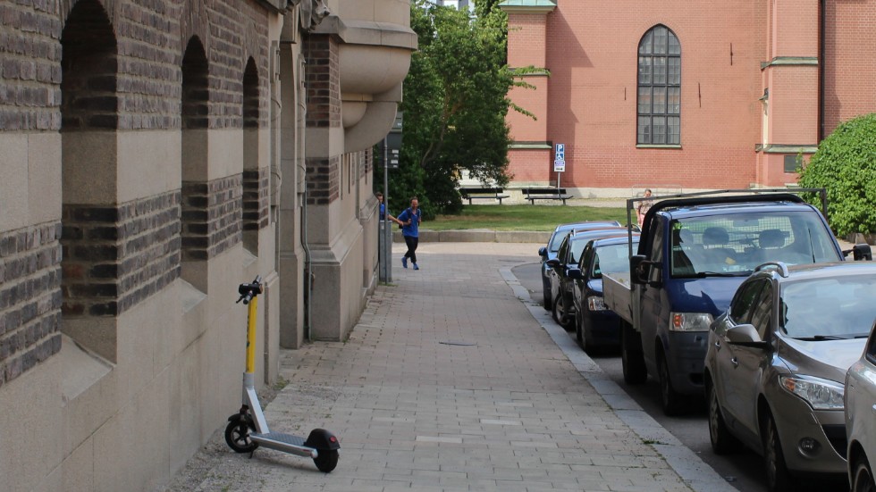 Norrköpings kommun borde ta ett hårdare grepp om elsparkcyklarna, menar insändarskribenten.