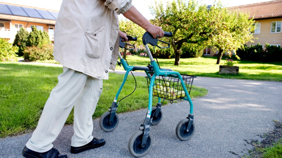 "Omsorgspersonalen i hemtjänstgruppen i Vimmerby kommun säger i enkäten att tiden inte räcker till och att de äldre i hemtjänsten får komma ut för lite."