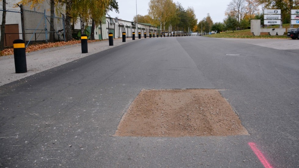 Så här ser de nyupptagna hålen i den nya asfalten ut på Älåkragatan. Upprörda Vimmerbybor förundras över hur det kan gå till.