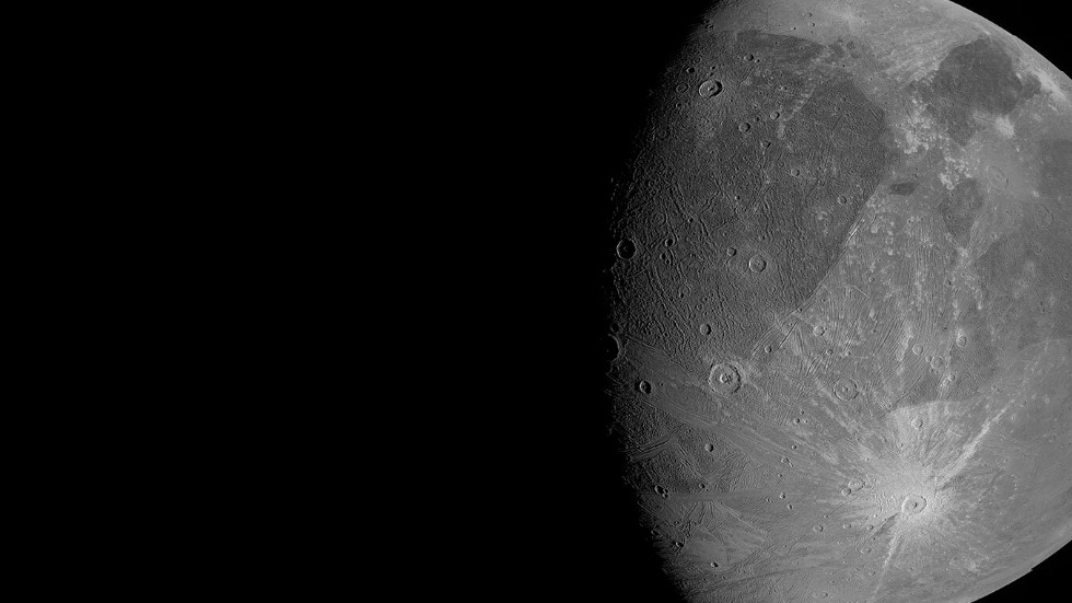 Ganymedes –Jupiter och hela solsystemets största måne. Bilden togs av rymdsonden Juno i juni i år. Sonden passerade som närmast ungefär 100 mil från månen. Arkivbild.
