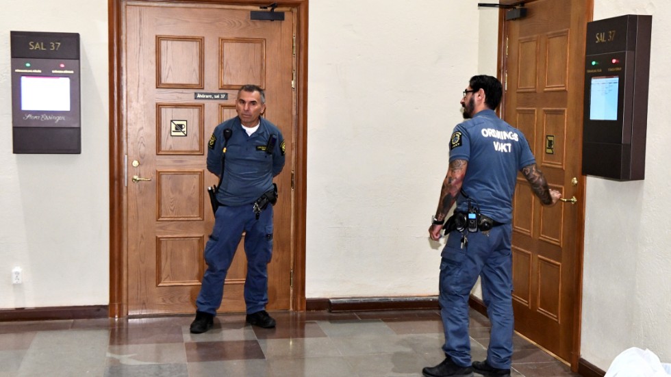 Ordningsvakter utanför rättssalen i Stockholms tingsrätt där torsdagens häktningsförhandling hölls.