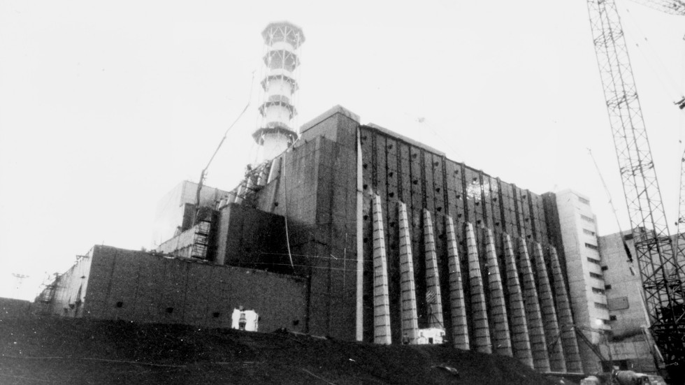 Erfarenheter visar riskerna med kärnkraft, skriver bland andra Måna Wibron, ordförande för Folkkampanjen mot kärnkraft-kärnvapen, Sundsvall. På bilden sarkofagen kring det fjärde reaktorblocket i Tjernobyl efter explosionen i april 1986.