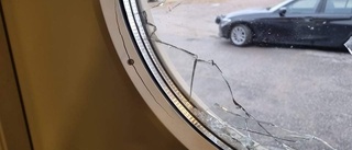 Fönster krossades på garagefastighet – skadegörelsen polisanmäld