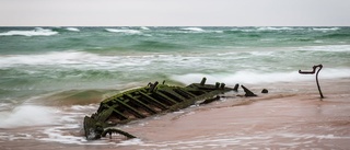 Se unika bilden – havet har spolat fram det gamla vraket på stranden