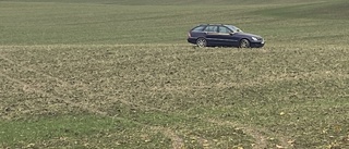 "Felparkerad" bil på Djulö gärde väcker frågor – polisen utreder