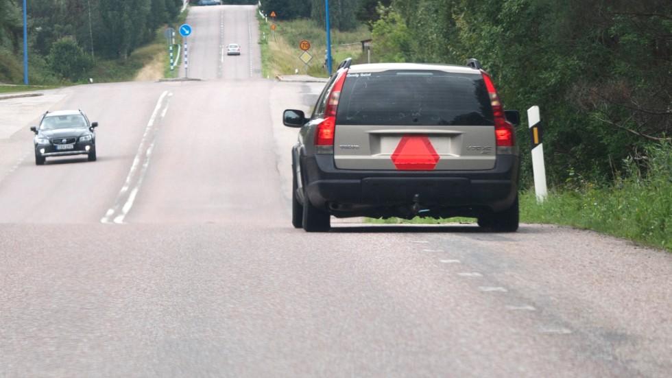 Insändarskribenten vill att alla långsamtgående fordon ska utrustas med en belyst varningstriangel.