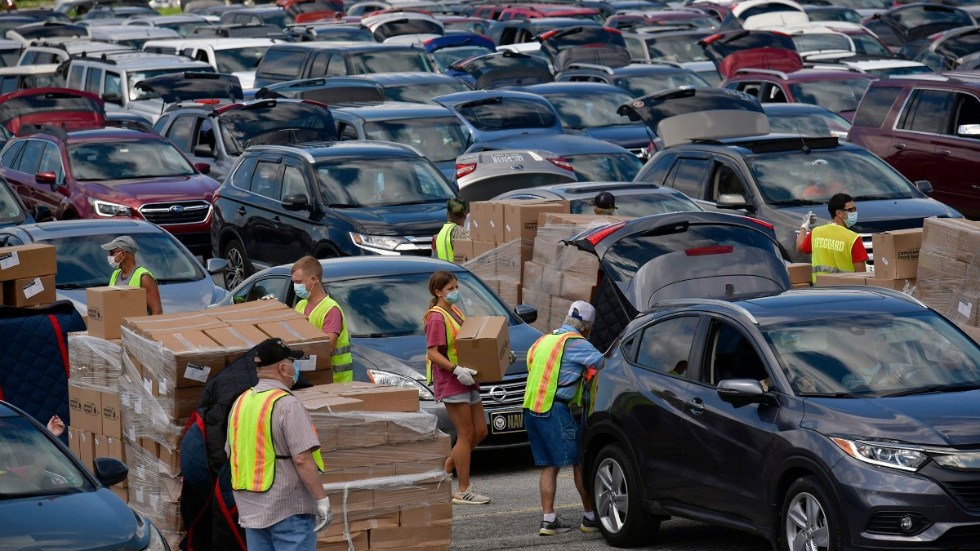 Volontärer vid en matutdelning med drive in-service i Johnstown, Pennsylvania, i augusti förra året.