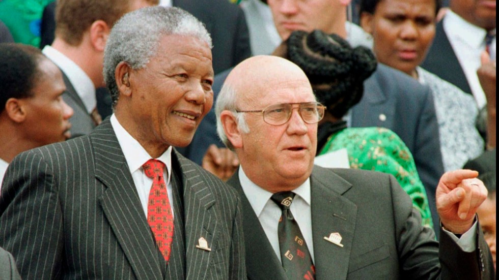 FW de Klerk, till höger, tillsammans med Sydafrikas dåvarande president Nelson Mandela. På torsdagen avled de Klerk, 85 år gammal. Arkivbild.