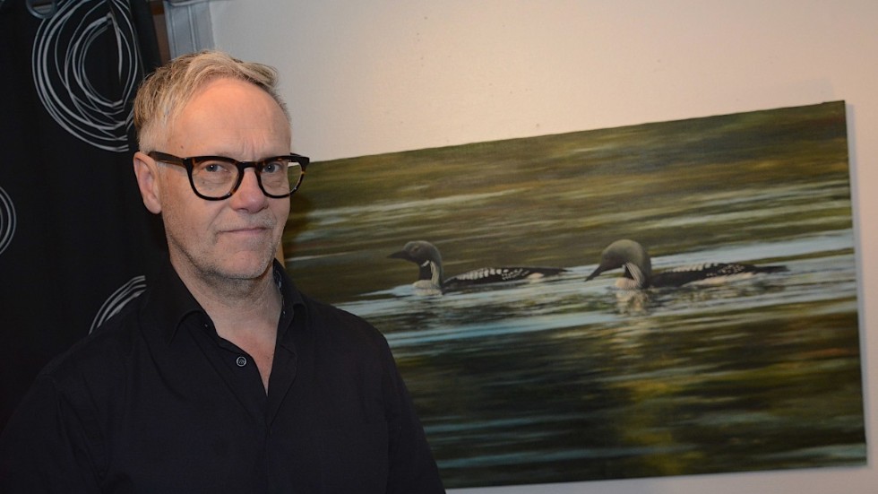 Galleristen Sigge Olofsgård håller till i Bälterska Gården. Där blir det vernissage på lördag och fler konstnärer deltar. Målningen på bilden är gjord av Bo Lundwall.