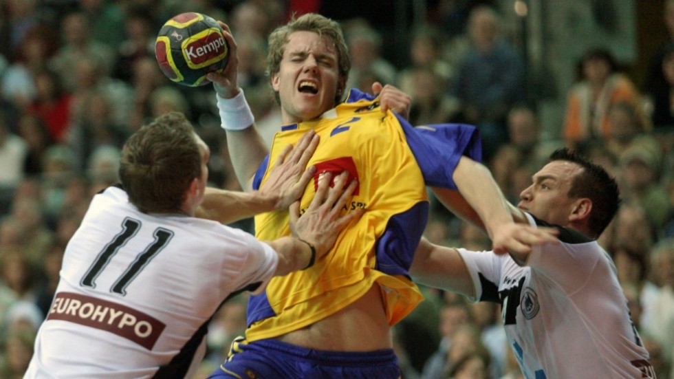 Joacim Ernstsson blockeras av de tyska spelarna Holger Glandorf (t.v) och Christian Zeitz (t.h.) under en vänskapsmatch i november 2006. Arkivbild.