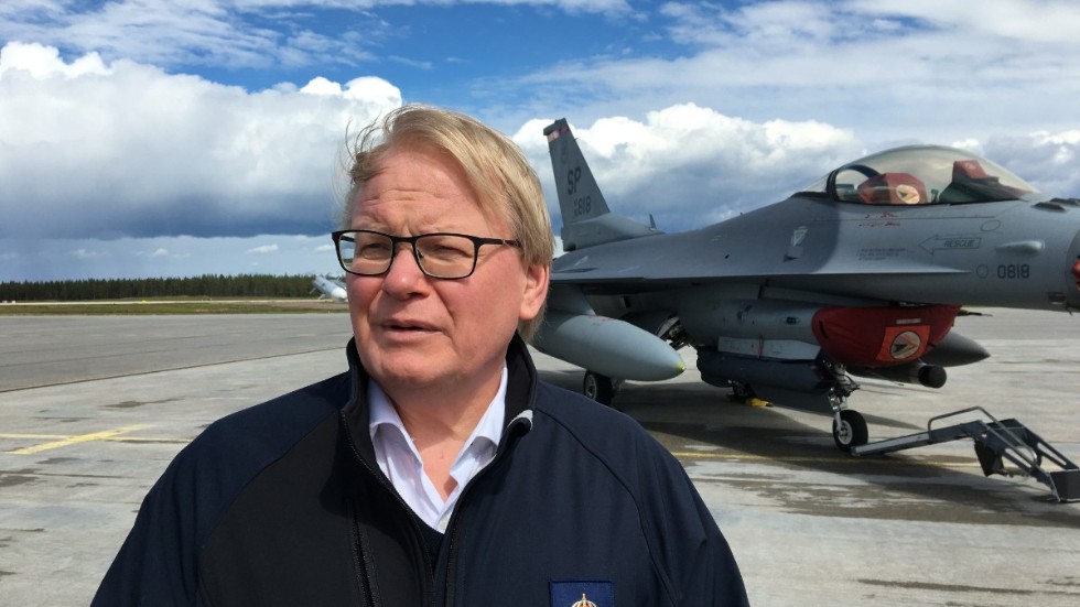 Försvarsminister Peter Hultqvist kritiseras av debattören.