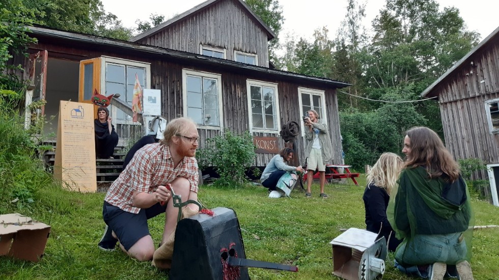 Tomma Rum är ett ambulerande projekt för konstnärer och kulturskapare. Varje sommar fyller man en tom lokal någonstans i Sverige med utställningar, teaterföreställningar och konserter. I år huserar man i en tom fabrik i Vännersta i Ångermanland. Pressbild.