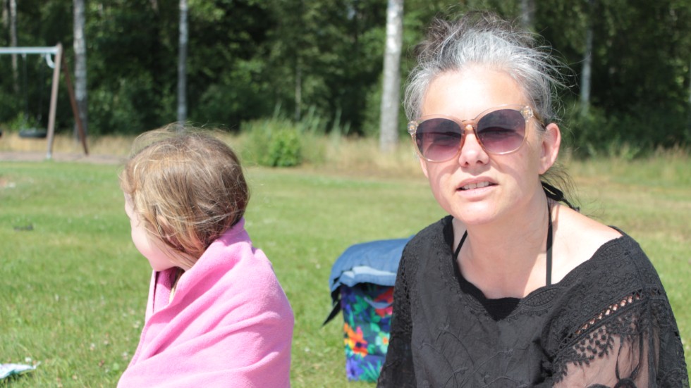 Anna Rixman är kritisk till att Vimmerby kommun inte erbjuder någon sommarsimskola för barn. Hon åker från Vimmerby till Hultsfred för att kunna gå på simskola med sitt barn, Mika Rixman.
