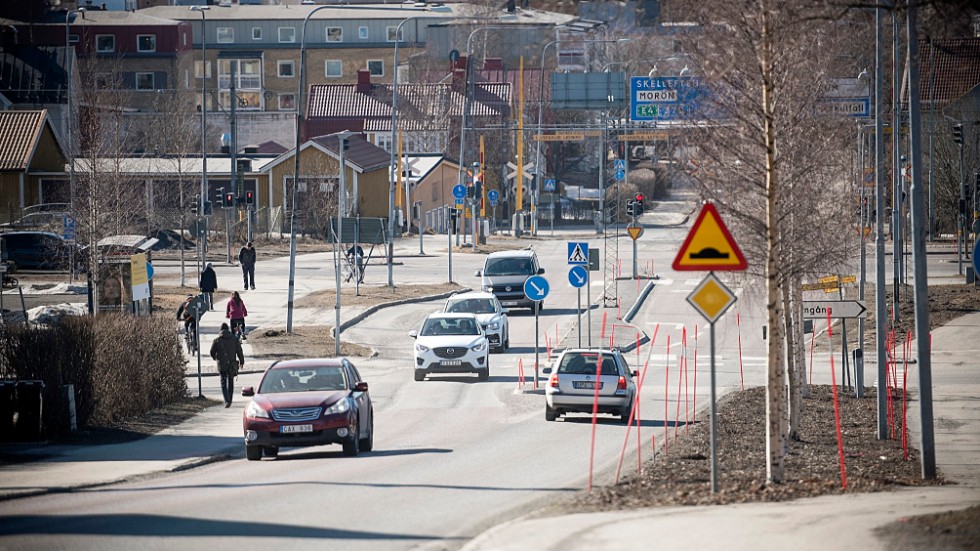 Skribenten anser att cykelöverfarten vid korsningen Lasarettsvägen/Norra Järnvägsgatan bör konstrueras om. 
