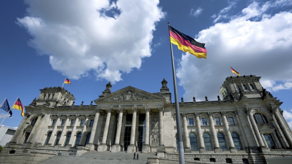 Tyska flaggan vajar utanför riksdagshuset i Berlin. Arkivbild.