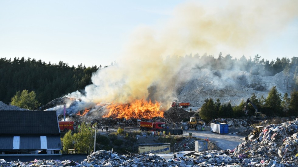 Det brinner på en soptipp i Kassmyra i Botkyrka, söder om Stockholm.