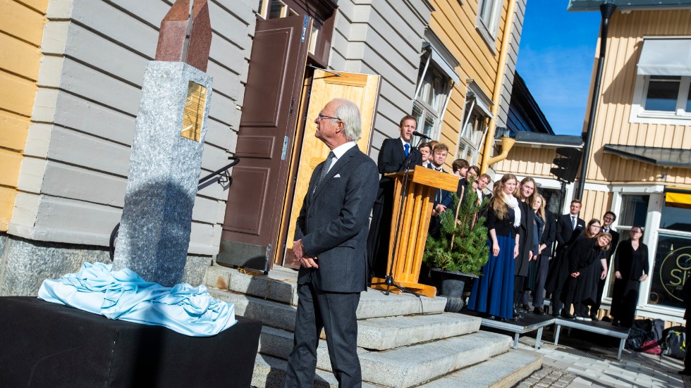 Kung Carl XVI Gustaf avtäcker en ny skulptur på Rådhustorget i Piteå.