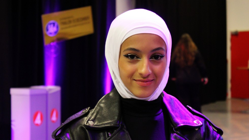 Amena Alsameai backstage i Idolstudion under Idols första fredagsfinal. "Jag känner att det blir lättare med nerverna för varje gång jag står på scen", sa hon till Vimmerby Tidnings reporter då.