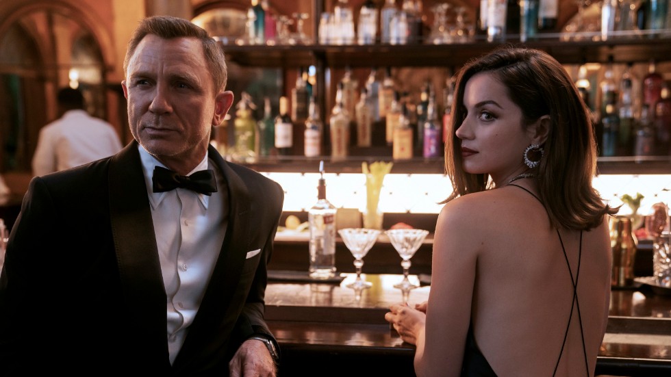 James Bond (Daniel Craig) och agenten Paloma (Ana de Armas) ska strax spionera på skurknätverket Spectre i "No time to die". Pressbild.