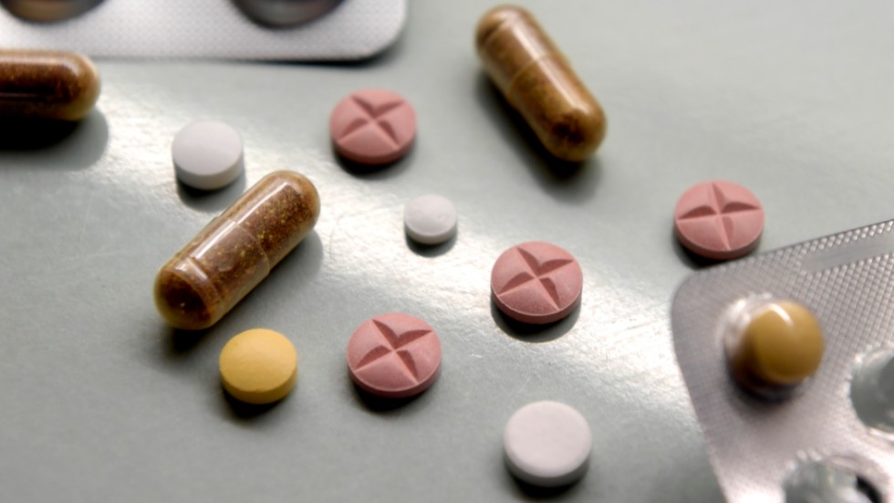 Enligt Livsmedelsverket riskerar läkemedel att hamna i missbrukares händer, skriver en 65-plussare.