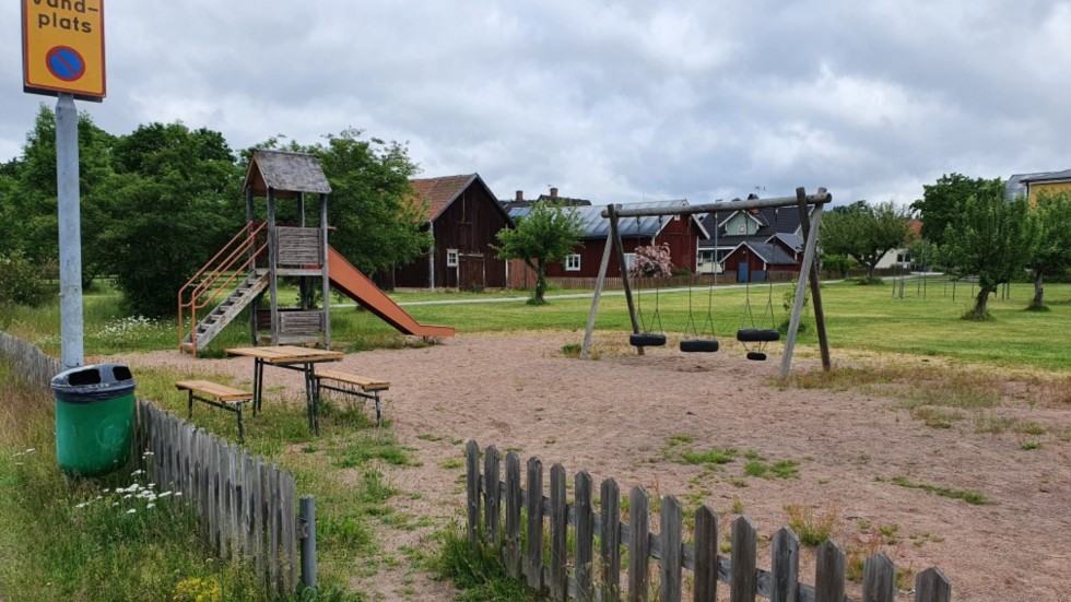 Lekplatsen i Tuna är snart igenväxt av ogräs och gungorna tre får efter nya bestämmelser numera bara vara två. Men lekplatsen rustas inte upp av kommunen.