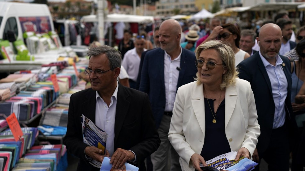 Förre transportministern Thierry Mariani och hans partiledare Marine Le Pen kampanjar för Nationell samling inför det franska regionalvalet.