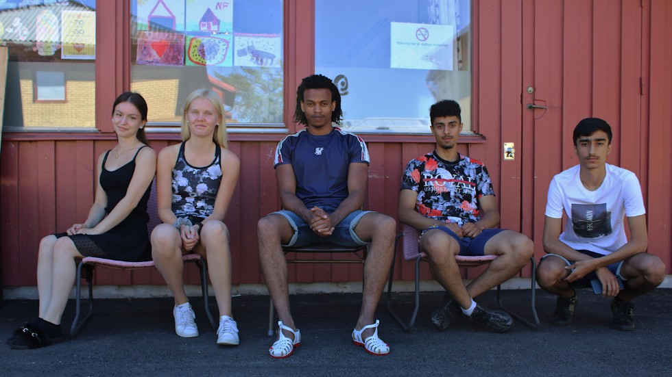 Erza Cerkini, Emma Jonsson, Brihane Teklab, Josef Fenikh och Ahmed Ibrahim jobbar under några veckor på Mötesplats Bullerbyn med att ordna sommarlovsaktiviteter för barn.