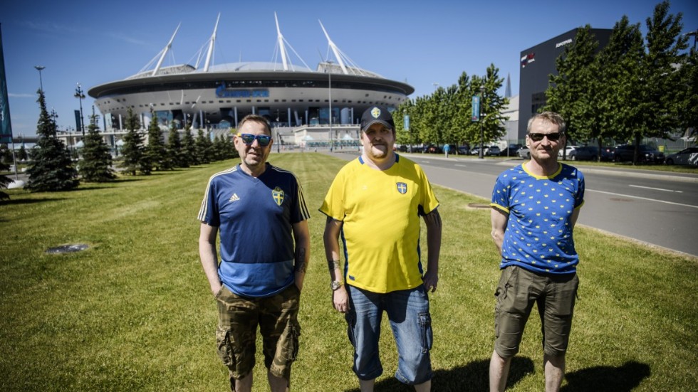 Svenska fansen Roland Karlsson, Johan Werner och Pierre Stawlin utanför S:t Petersburg-stadion.