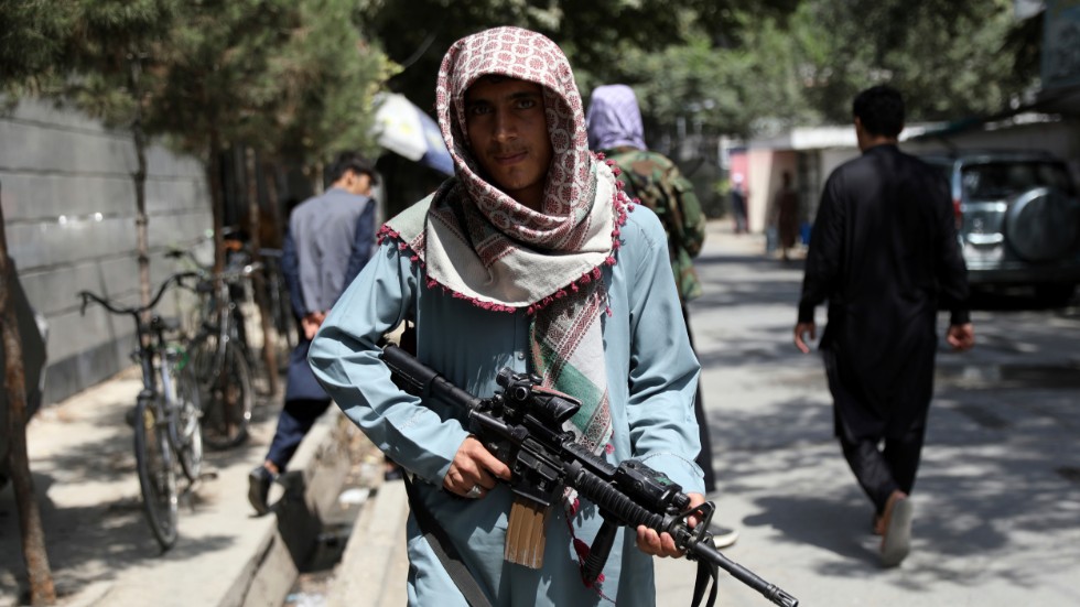 En stridande taliban, fotograferad vid en vägkontroll i området Wazir Akbar i den afghanska huvudstaden Kabul.