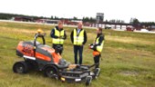 Självkörande gräsklippare testas på Skellefteå Airport: klarar 10 000 kvadrat i timmen