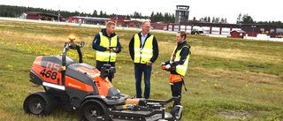 Självkörande gräsklippare testas på Skellefteå Airport: klarar 10 000 kvadrat i timmen