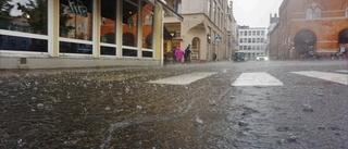 Många drabbades av skyfallet i Västervik • Flera larm om översvämningar • Butik fick stänga