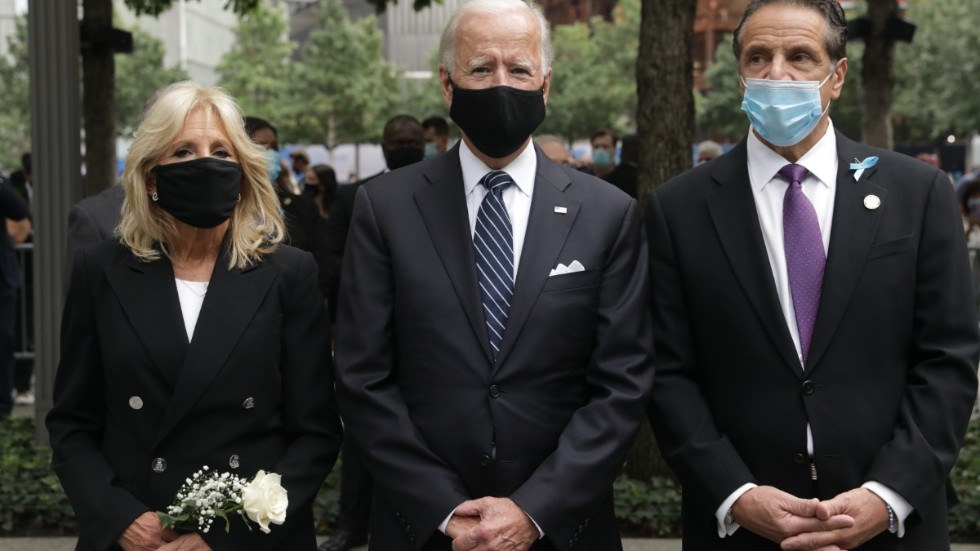 Den dåvarande presidentkandidaten Joe Biden, hustrun Jill Biden och New Yorks guvernör Andrew Cuomo på en minnesceremoni för terrorns offer i fjol, den 11 september 2019.