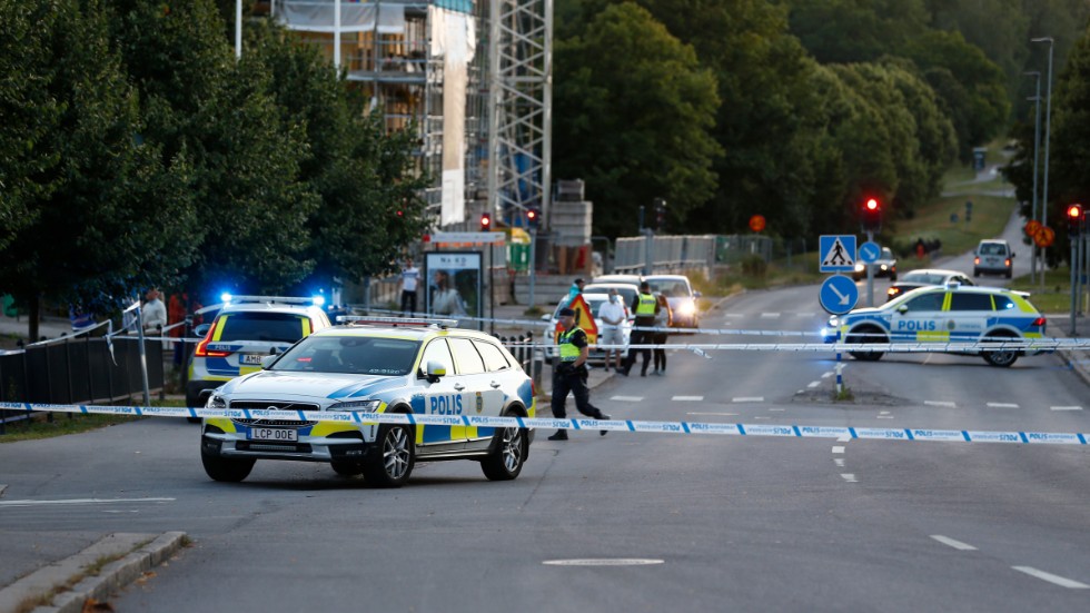 Polisens avspärrningar vid Berga centrum i Linköping där två personer skottskadades på torsdagskvällen.
