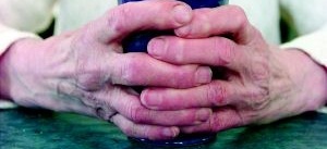 Händer, hud och hinnor - därför hör äldreomsorg och filosofi ihop