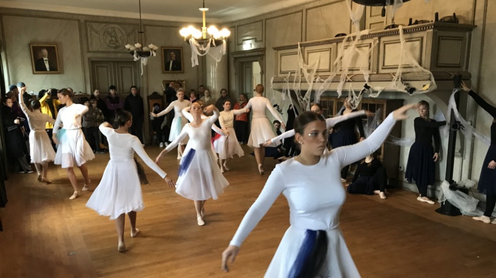 Balett på rådhuset med Vimmerby gymnasiums dansprofil.