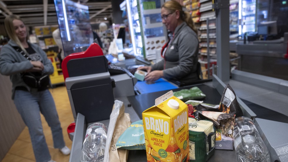 VÄSTERÅS 20220916
Kvinna i livsmedelsbutik lägger upp matvaror i kassan för betalning.
Foto: Fredrik Sandberg / TT / kod 10080