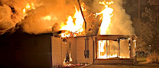 Efter dramatiska villabranden: Räddningstjänsten fortfarande kvar på plats • "Kan flamma upp igen"  
