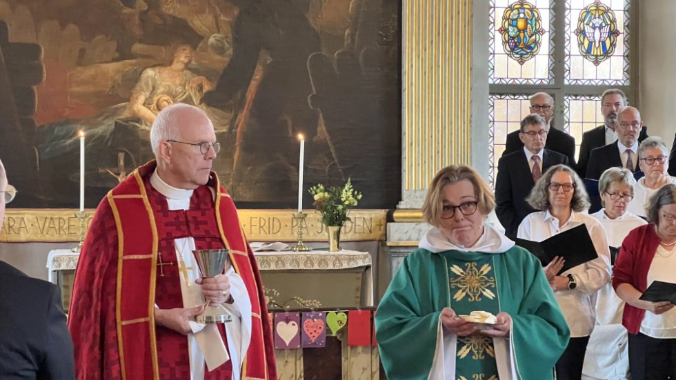 Biskop Martin Modéus och kyrkoherde Sara Olofsson delade ut nattvarden under söndagens högmässa.