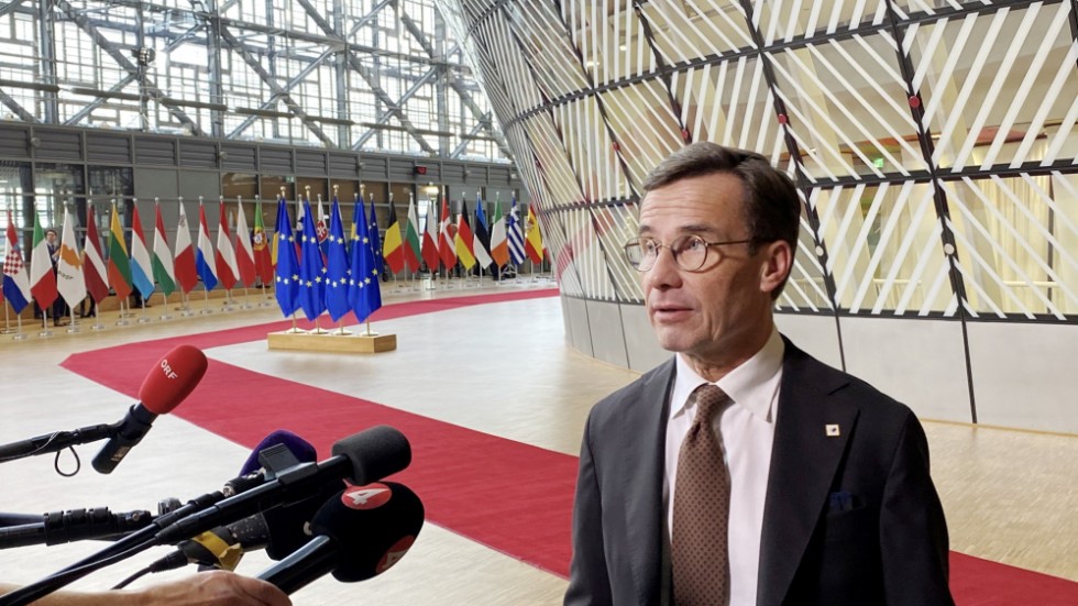 Statsminister Ulf Kristersson (M) möter svensk press på väg in till EU-toppmötet i Bryssel.