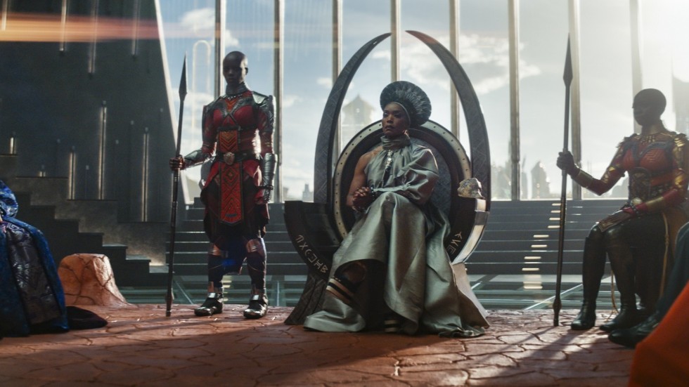 Dorothy Steel, Florence Kasumba, Angela Bassett och Danai Gurira i en scen från "Black Panther: Wakanda forever". Pressbild.