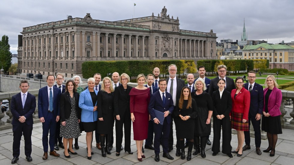 Gruppfotografering av nya regeringen på Lejonbackens terrass vid Stockholms slott med riksdagshuset i bakgrunden. Arkivbild.