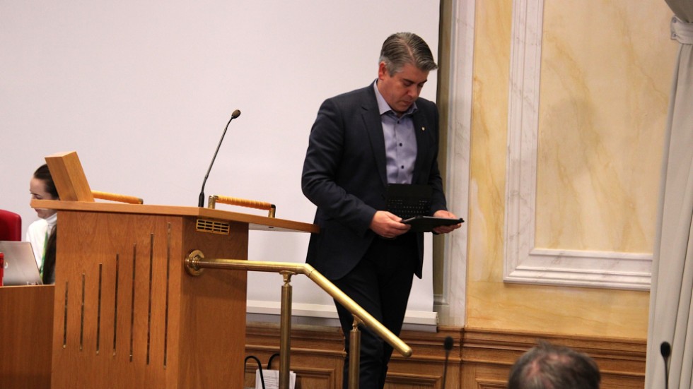 "Höjningen känns inte så bra", erkände kommunstyrelsens ordförande Niklas Borg (M) när kommunfullmäktige höjde avfallstaxan för 2023. "Men de flesta tycker nog att vi ska följa lagar och regler", fortsatte han.