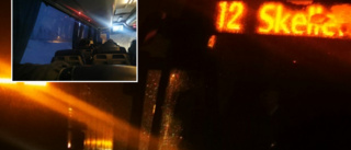 Buss hamnade i diket på E4 söder om Skellefteå – dussintal passagerare blev fast i över en timme: ”Gled ner”