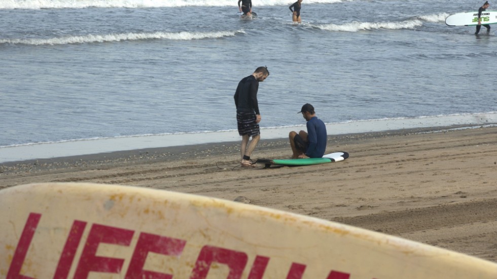 Turister på Kuta beach, Bali. Utländska turister kommer inte att påverkas av Indonesiens nya brottsbalk, hävdar myndigheterna. Arkivbild.