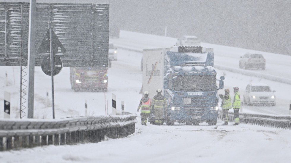 Många lastbilar har ställt till med störningar i trafiken på grund av det hala väglaget, enligt Fredrik Björnberg, vakthavande räddningschef i Jönköping. Arkivbild.