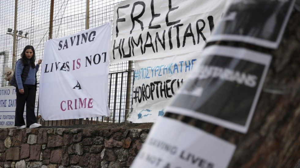 Banderoller till stöd för de åtalade utanför domstolen i Mytilene på den grekiska ön Lesbos.