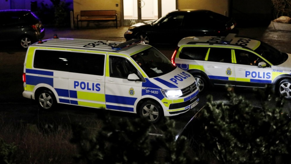 Polisen på plats i Rågsved efter explosionen i en port till ett flerfamiljshus.