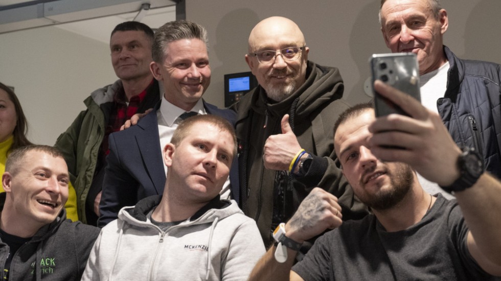 En av de ukrainska soldaterna fixar en gruppselfie med försvarsminister Pål Jonson (M) och Ukrainas försvarsminister Oleksij Reznikov (med tummen upp).